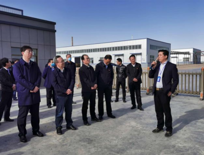 董事長嚴金堂向酒泉市委書記吳仰東、玉門市委書記胡志勇現場匯報工作